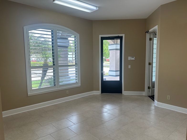 More Photos Of 9600 Sunbeam Center Dr, Jacksonville Office For Sale