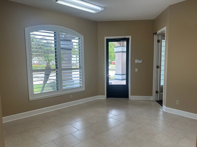 More Photos Of 9600 Sunbeam Ctr, Jacksonville Office For Sale