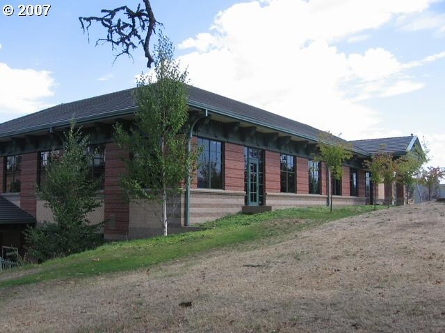 More Photos Of 1495 NW Garden Valley Blvd, Roseburg Office For Lease