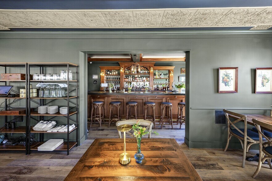 More Photos Of 240 E California St, Jacksonville Hotel For Sale