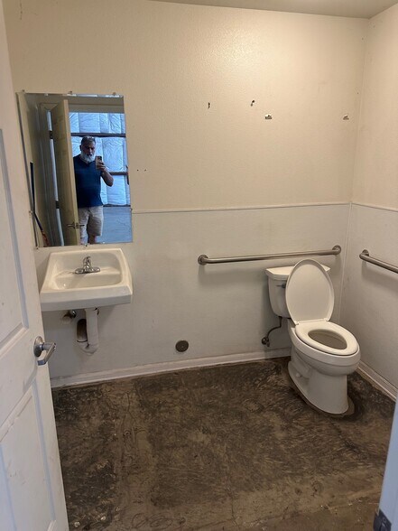 More Photos Of 352-360 W Kentucky Ave, Woodland Warehouse For Sale