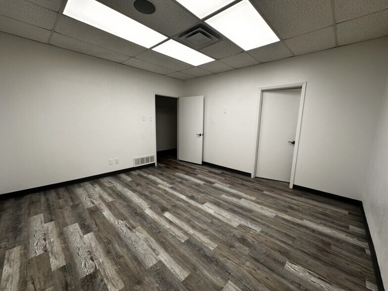 More Photos Of 1533-1555 Prudential Dr, Dallas Showroom For Lease