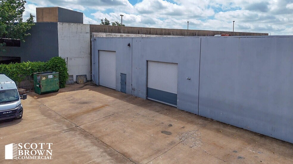 More Photos Of 10763 Mapleridge Dr, Dallas Distribution For Lease