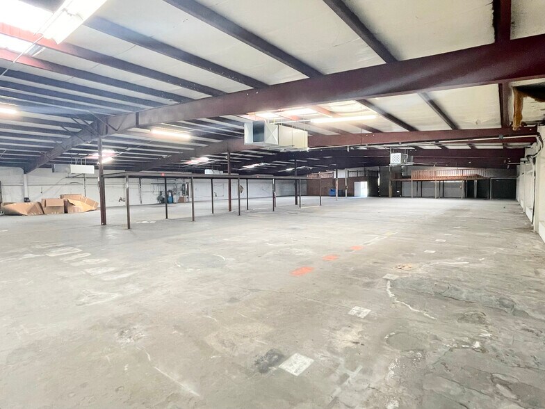 More Photos Of 10980 Enterprise Ave, Bonita Springs Warehouse For Lease