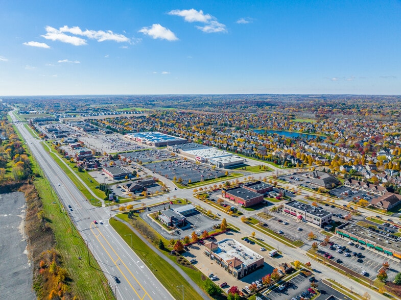 More Photos Of 474 Redington Dr, South Elgin Auto Dealership For Sale