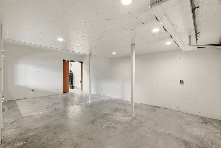 More Photos Of 4110 S Bowdish Rd, Spokane Light Distribution For Sale