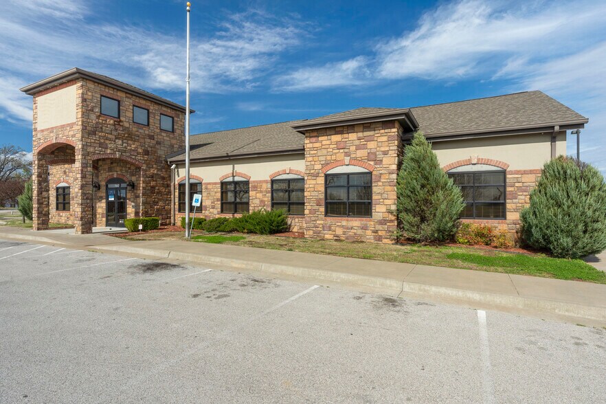 More Photos Of 7447 Riverside Pky, Tulsa Bank For Lease