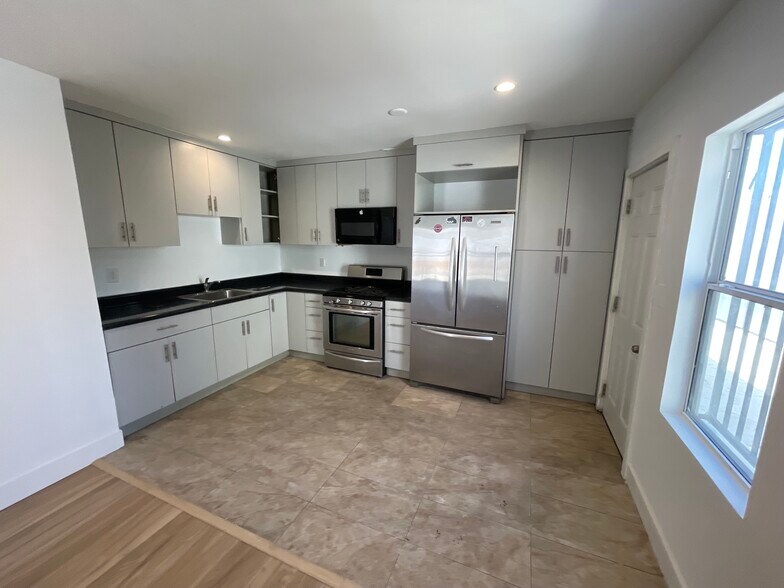 More Photos Of 16123 Wyandotte St, Van Nuys Service For Lease