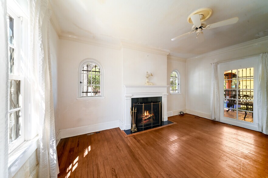 More Photos Of 411 Burns Ct, Sarasota Office For Sale
