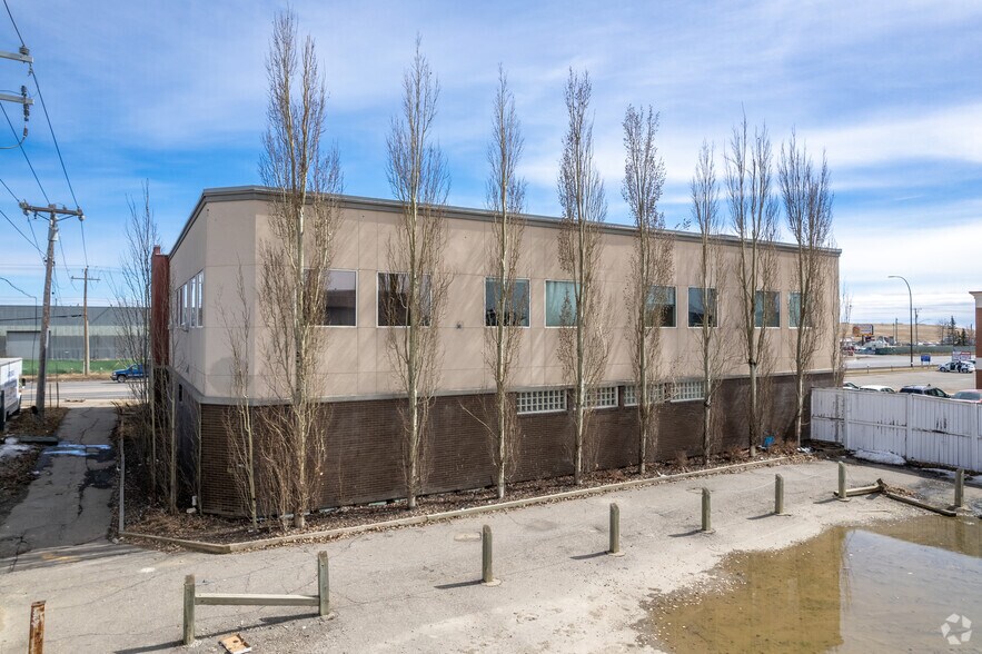 More Photos Of 3505 52nd St SE, Calgary Medical For Lease