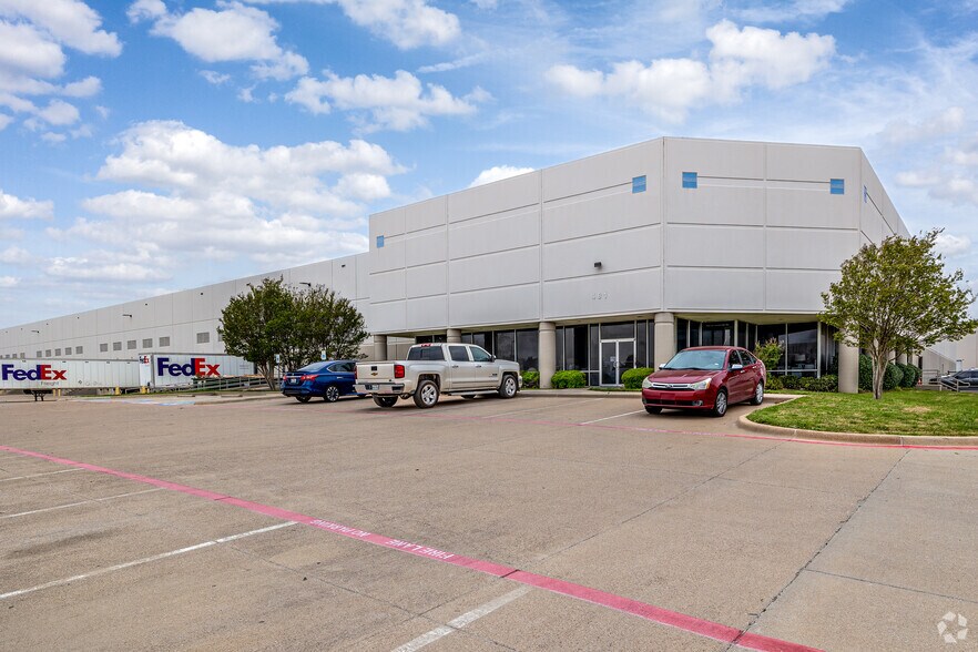 More Photos Of 401-441 Railhead Rd, Fort Worth Distribution For Lease