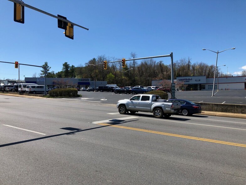 More Photos Of 1104 Greenville Ave, Staunton Storefront For Lease