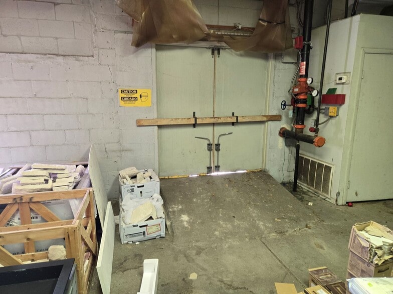 More Photos Of 2902 W Chestnut St, Tampa Industrial For Lease