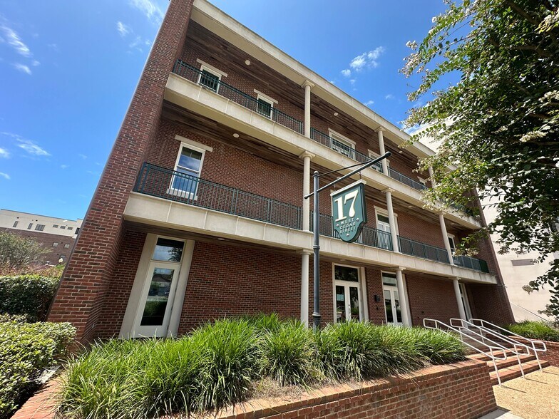 More Photos Of 17 W Cedar St, Pensacola Office For Lease