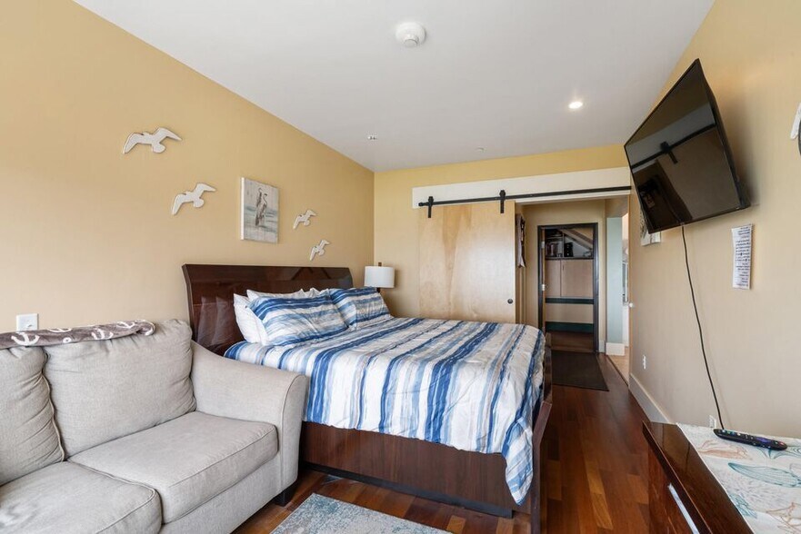 More Photos Of 1505 Pacific Ave NW, Oceanside Hotel For Sale