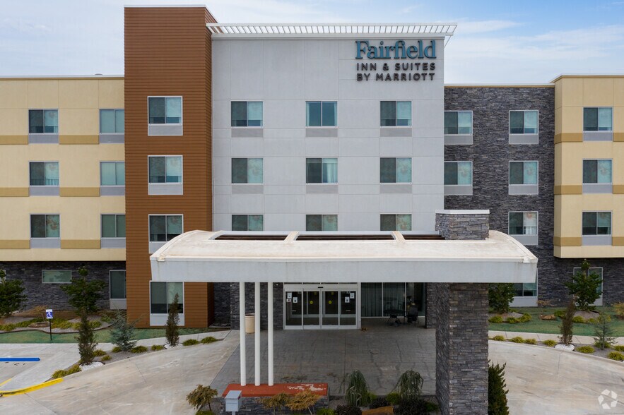 More Photos Of 1501 Domino Dr, El Reno Hotel For Sale