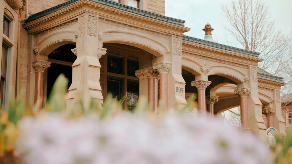 Primary Photo Of 809 Hall St, Saint Joseph Hospitality For Sale