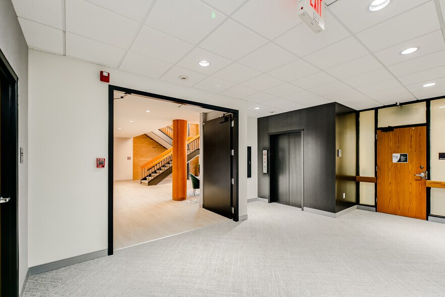 More Photos Of 680 Craig Rd, Saint Louis Office For Lease