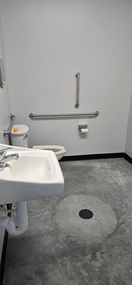 More Photos Of 120 W Giltner Rd, Doniphan Warehouse For Lease