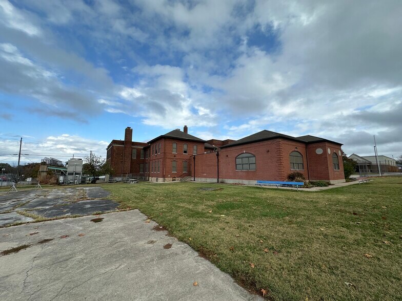 More Photos Of 1100 E Kearney St, Springfield Schools For Sale
