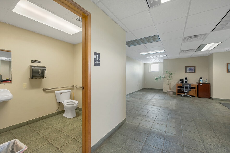 More Photos Of 1725 Suburban Dr, De Pere Manufacturing For Sale