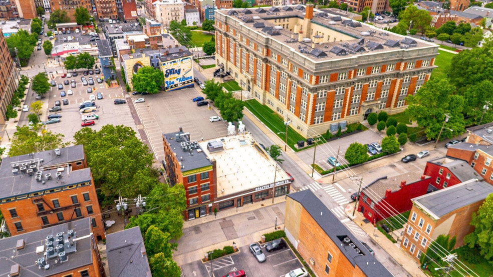 More Photos Of 331 E 13th St, Cincinnati Bar For Lease