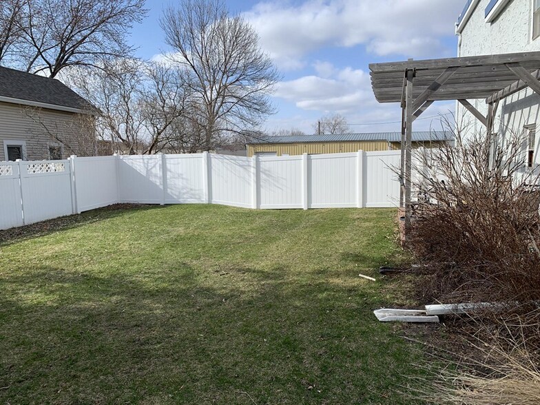 More Photos Of 206 Scott St S, Shakopee Office For Sale