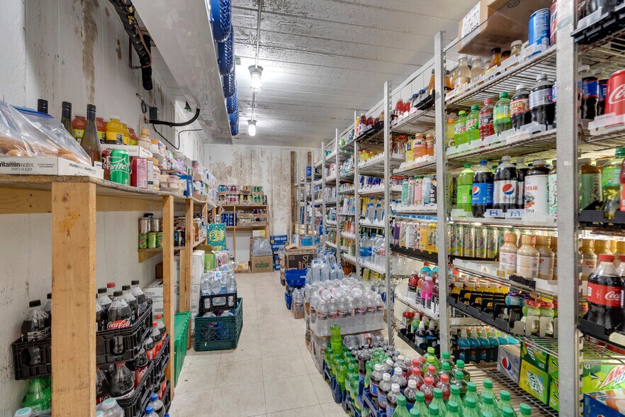 More Photos Of 404 Navajo Blvd, Holbrook Service Station For Sale