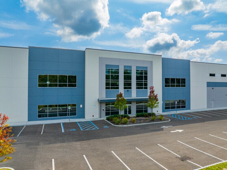 More Photos Of 88 Parkway Dr S, Hauppauge Warehouse For Lease