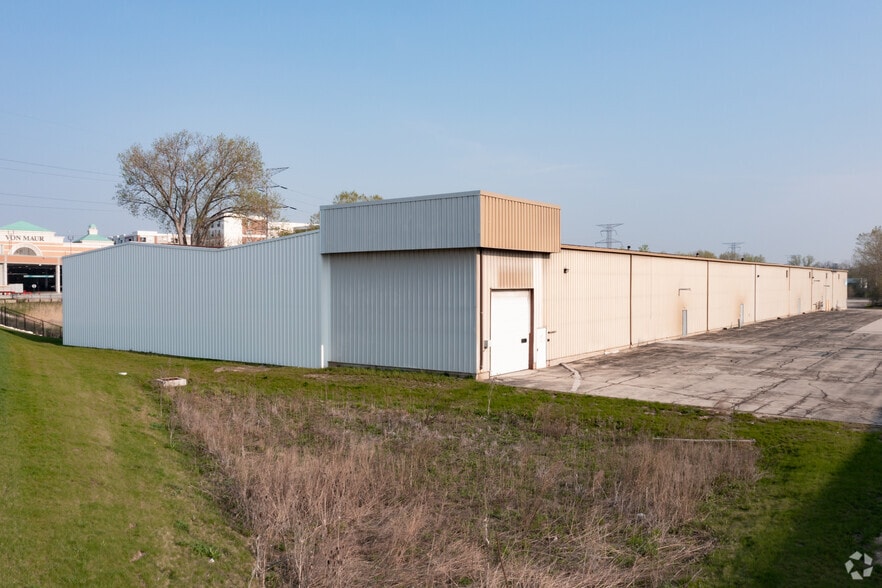 Primary Photo Of 19745 Sommers Dr, Brookfield Warehouse For Lease