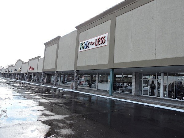 More Photos Of 25351-25495 Grand River Ave, Redford Unknown For Lease