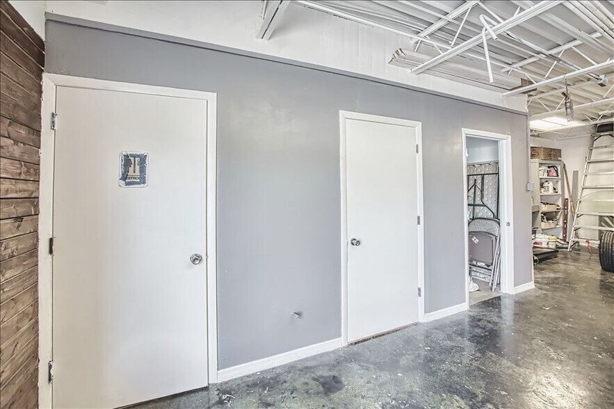 More Photos Of 2231-2235 Bruner Ln, Fort Myers Distribution For Sale