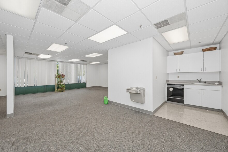 More Photos Of 931 Sweeney Dr, Hagerstown Flex For Lease