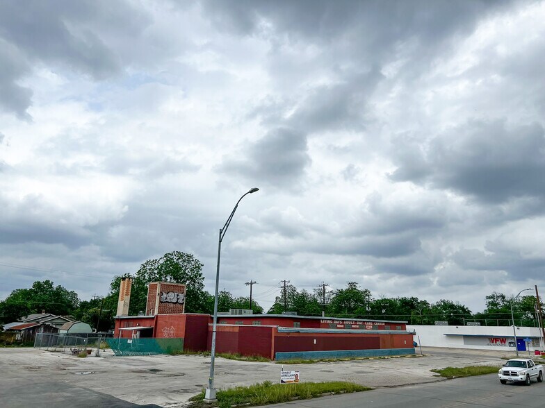 More Photos Of 2603 W Southcross Blvd, San Antonio Freestanding For Lease