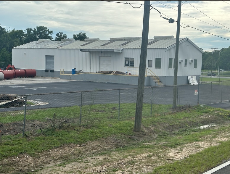 More Photos Of 140 Palm St NE, Live Oak Manufacturing For Lease
