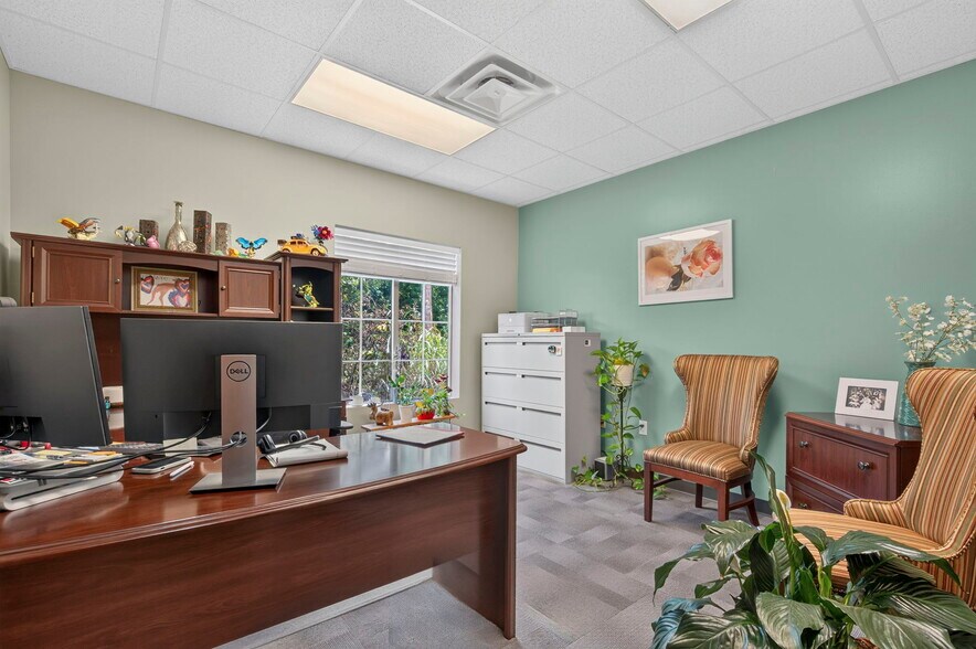 More Photos Of 1567 W Diane St, Ozark Office For Sale