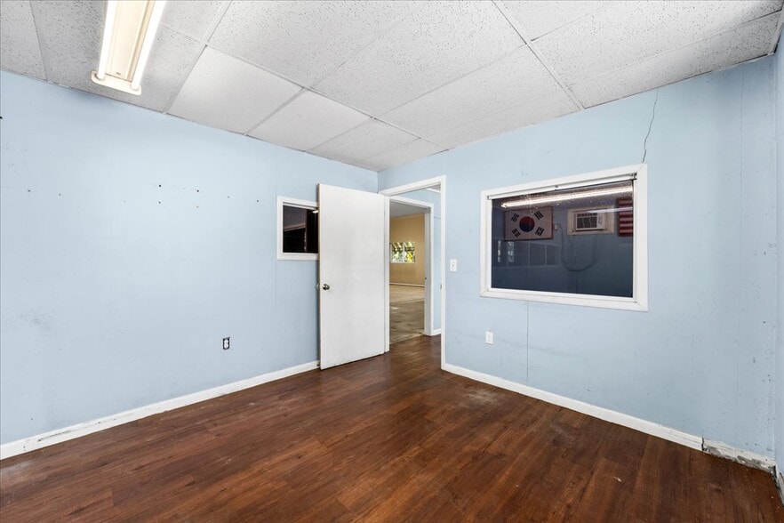 More Photos Of 1901 13th Ave N, Saint Petersburg Distribution For Lease