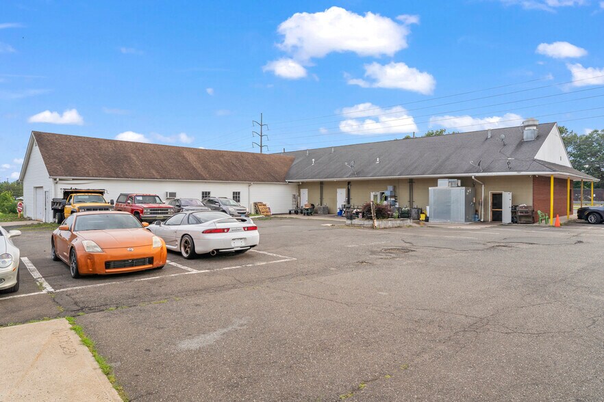 More Photos Of 846-850 S Colony Rd Rd, Wallingford Storefront For Sale