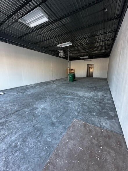 More Photos Of 102 W Dallas St, Llano Storefront Retail Office For Lease