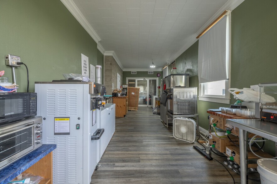 More Photos Of 220 W Lincoln St, Hawk Point General Retail For Sale