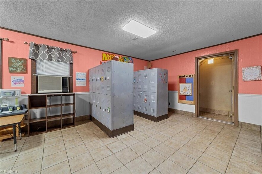 More Photos Of 1501 Upland Dr, Greensboro Office For Sale