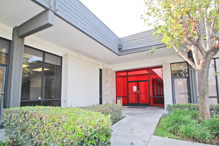 More Photos Of 5900 S Eastern Ave, Commerce Office For Lease