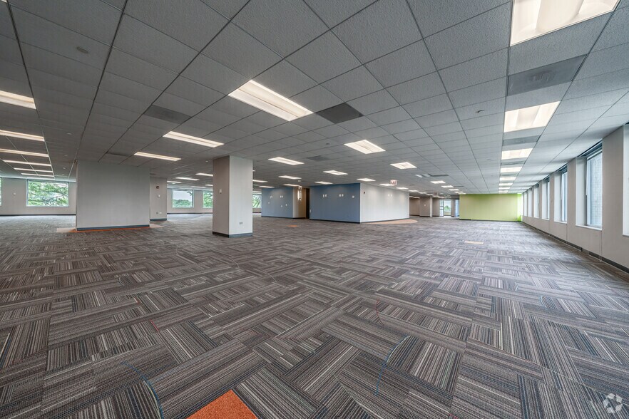 More Photos Of 215 W Diehl Rd, Naperville Office For Sale