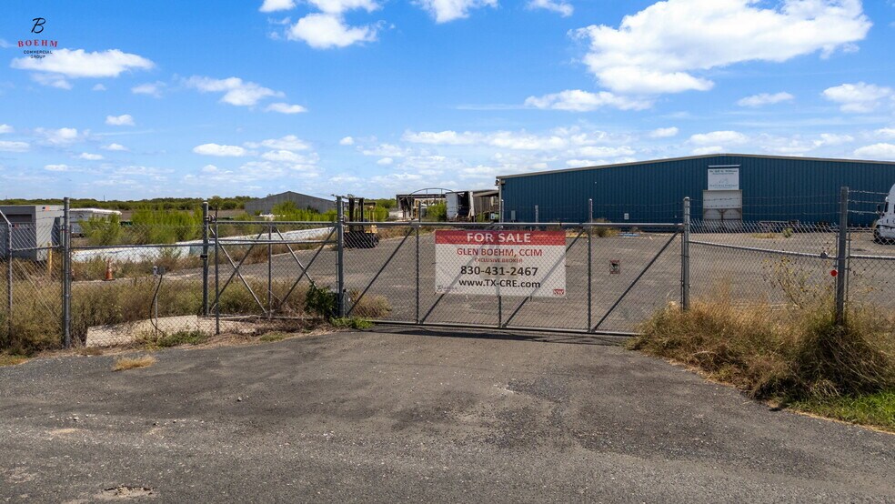 More Photos Of 833 County Road 583, La Coste Research And Development For Sale