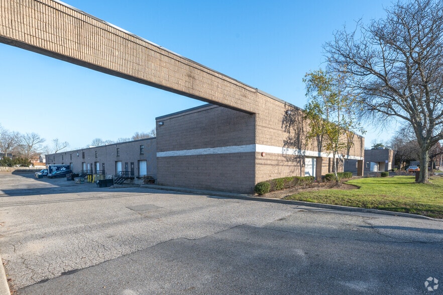 More Photos Of 561 Acorn St, Deer Park Warehouse For Lease