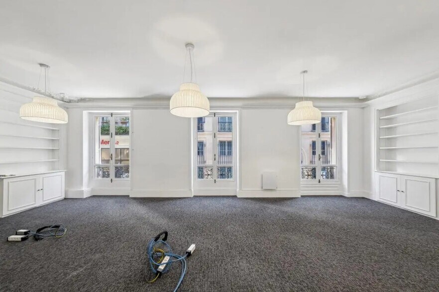 More Photos Of 10 Avenue De L'Opera, Paris Office For Sale