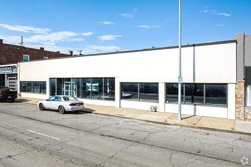 More Photos Of 7428-7434 Wornall Rd, Kansas City Storefront For Lease