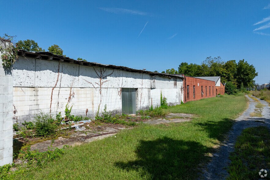 More Photos Of 222 King St S, Calhoun Warehouse For Sale