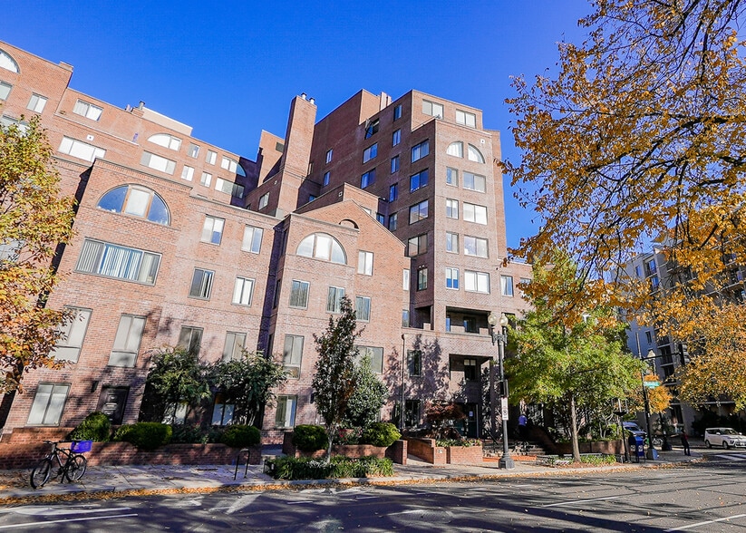 Primary Photo Of 3 Washington Cir NW, Washington Medical For Lease