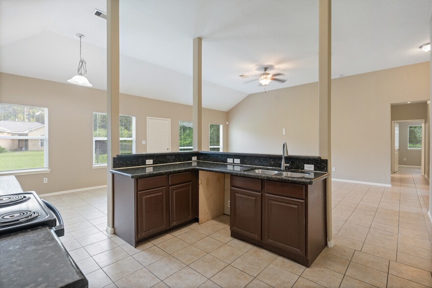 More Photos Of 9104 N Green River Dr, Houston Specialty For Sale